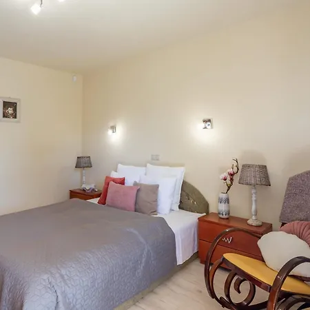 Apartmán 200m To Family House With Garden At Super Location