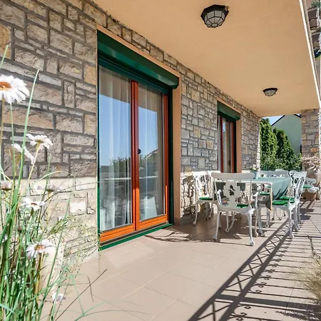 Apartmán 200m To Family House With Garden At Super Location