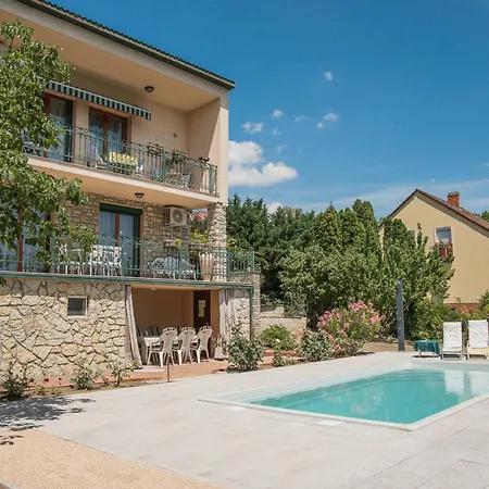 Apartmán 200m To Family House With Garden At Super Location